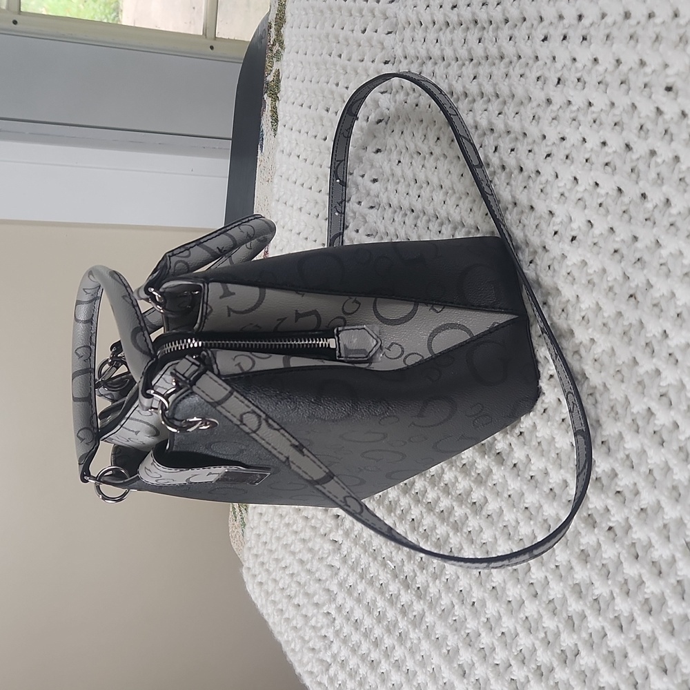 Guess shoulder or crossbody bag with 3 compartments with two snap closure and zi - Picture 3 of 11